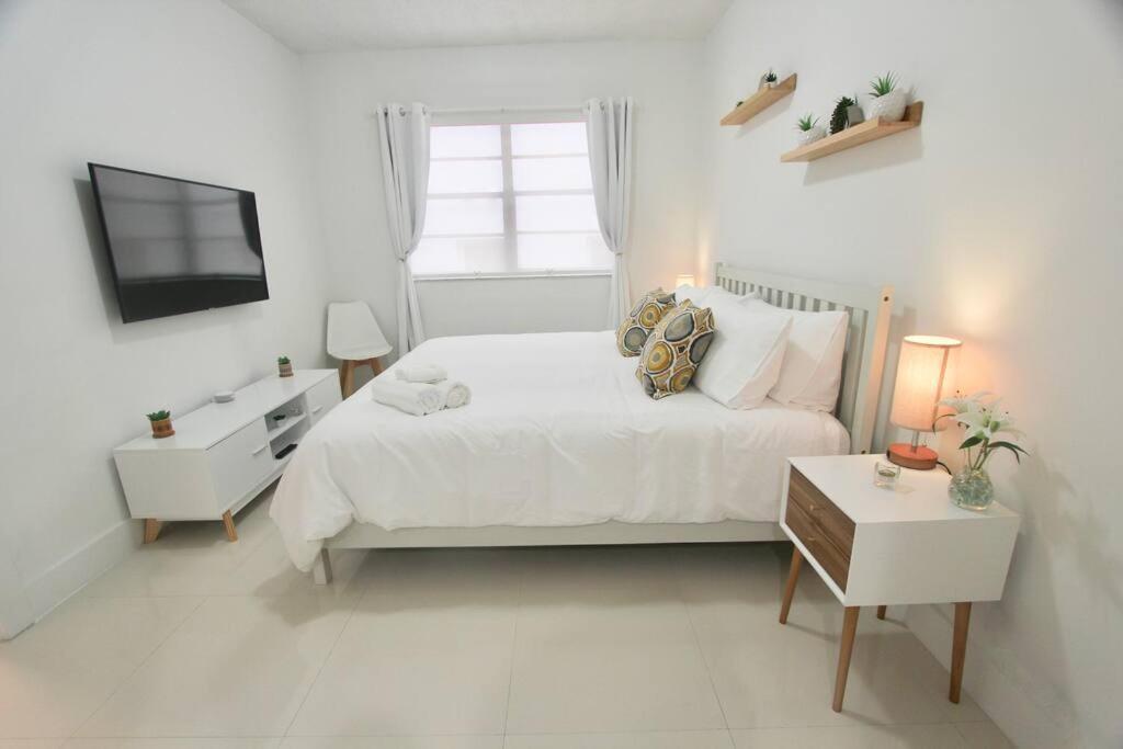 Modern 1 Bd 1 Block From The Apartment Miami Beach